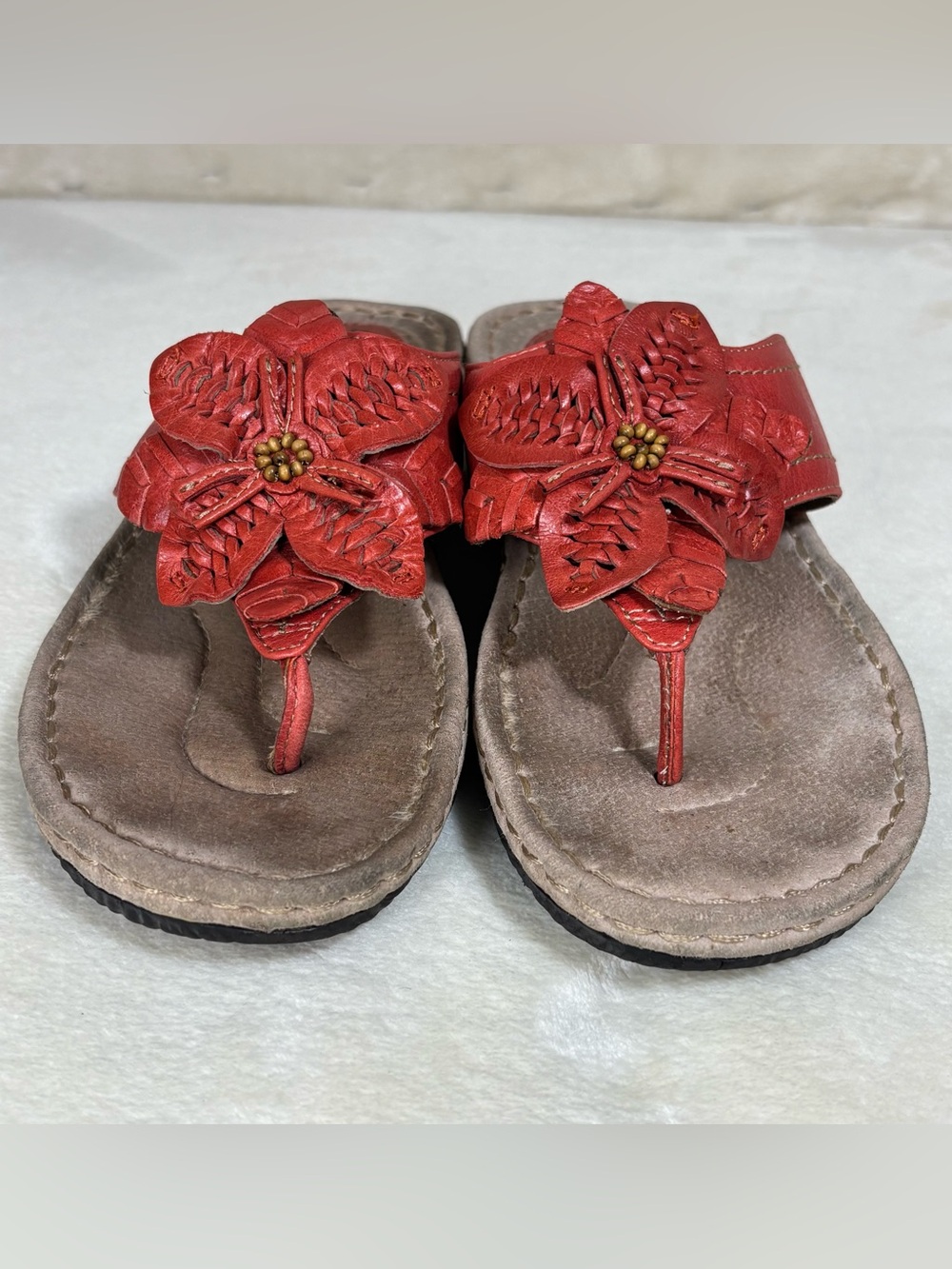 Clarks Artisan Latin floral red leather comfort flower wedge thong sandals Sz 8
